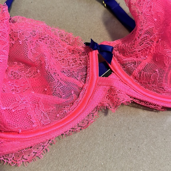 Victorias Secret - Very Sexy Sheer Chantilly Lace Unlined Demi Bria - Picture 3 of 4